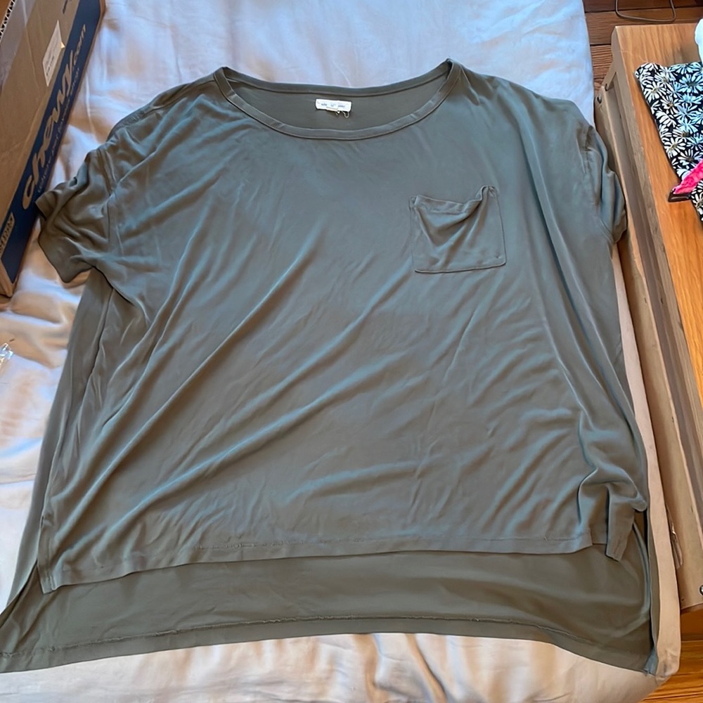 Silence and noise green flow top.